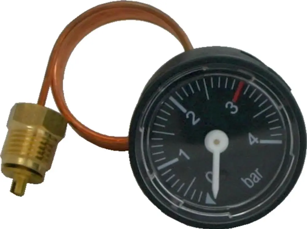 Heizkreismanometer mit einem Ziffernblatt, das den Druck in bar anzeigt. An einem Kupferrohr befestigt, offensichtlich für Heizsysteme der Marke Wolf geeignet.